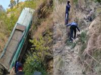 उत्तराखंडमध्ये भीषण अपघात! प्रवाशांनी भरलेली बस खोल दरीत कोसळली; ६ जणांचा जागीच मृत्यू, अनेक जण जखमी - Marathi News | Horrific accident in Uttarakhand! Bus full of passengers falls into deep gorge; 6 killed on the spot, many injured | Latest national News at Lokmat.com