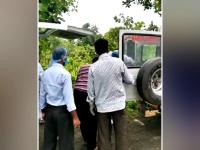 भर रस्त्यात मृतदेहांची अदलाबदल; बेजबाबदारपणे नातेवाईकांकडे सोपवला कोविड रुग्णाचा मृतदेह - Marathi News | Viral video negligence hospital body exchange corona patient indore | Latest social-viral Photos at Lokmat.com