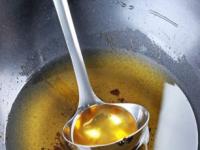 पुऱ्या-भजी तळून उरलेलं तेल पुन्हा स्वयंपाकासाठी वापरावं का? त्या तेलाचं काय करायचं.. - Marathi News | How to Reuse Oil Once Used For Frying : How To Reuse Oil That Used For Frying | Latest sakhi Photos at Lokmat.com