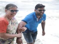 लय भारी! माय लेकाची बातच न्यारी, पत्नी किंवा प्रेयसी नाही तर आईसोबत करतोय परदेशवारी - Marathi News | A mom geetha ramachandran and son sarath krishnan best travel buddy for each other | Latest jarahatke Photos at Lokmat.com