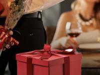 'व्हॅलेंटाईन डे'ला सोन्याच्या दागिन्यांपेक्षा पत्नीला द्या 'हे' खास गिफ्ट; आयुष्यभर सोडणार नाही साथ - Marathi News | valentine day gift for wife nominate her for all bank account fd mutual fund sip stocks real estate | Latest business Photos at Lokmat.com