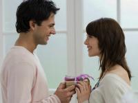 Valentine's Day : Tech-Lover पार्टनरला 'या' खास भेटवस्तू देऊन करा खूश - Marathi News | valentines day gifts for the tech lovers | Latest tech Photos at Lokmat.com