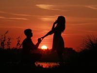 मुलींना प्रपोज करताना करू नका ह्या चुका, अन्यथा बिघडू शकतं नातं - Marathi News | Valentines Week: Don't make these mistakes while proposing to girls, otherwise the relationship may deteriorate | Latest relationship Photos at Lokmat.com