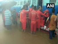 Mahalaxmi Express : प्रवाशांसाठी NDRF कडून युद्धपातळीवर बचावकार्य सुरू - Marathi News | A team of National Disaster Relief Force rescues passengers of Mahalaxmi Express | Latest thane Photos at Lokmat.com