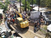 वर्धा : 40 झोपड्यांवर चालला सार्वजनिक बांधकाम विभागाचा 'गजराज' - Marathi News | Wardha: Gajraj Public Works Department's 'Gajraj' | Latest vardha Photos at Lokmat.com