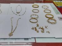 बँकेच्या लॉकरमधून २६ तोळे सोनं काढलं, चुकून दुसऱ्याच्या डिक्कीत ठेवलं, पुढं असं घडलं की... - Marathi News | Vasai Police Recover 26 Tolas of Lost Gold Worth 35 Lakhs Left in Someone Else’s Bike Storage | Latest vasai-virar News at Lokmat.com