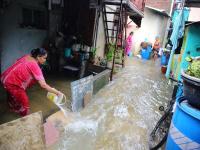 Pune Rain Update: पुण्यात मुसळधार पाऊस; नदीकाठच्या वसाहतीत घरामंध्ये शिरले पाणी - Marathi News | Pune Rain Update Heavy rains in Pune Water seeped into houses in the riverside colony | Latest pune Photos at Lokmat.com