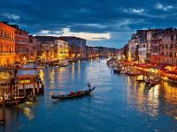 Travel : स्वप्नातलं शहर की वास्तवातली जादू? पाण्यावर तरंगणाऱ्या वेनिस शहरात 'असा' करा स्वस्तात प्रवास! - Marathi News | Travel: A dream city or a real magic? Travel cheaply to the floating city of Venice! | Latest travel Photos at Lokmat.com