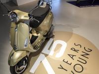 Vespa 75th Anniversary Edition झाली लाँच; पाहा स्कूटरचा स्टायलिस्ट आणि आकर्षक लूक - Marathi News | Vespa 75th Anniversary Edition launched See the stylist and attractive look of the scooter price | Latest auto Photos at Lokmat.com