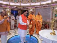 मुख्यमंत्रिपदाची शपथ घेण्यापूर्वी विजय रुपानी यांनी केले देवदर्शन - Marathi News | Before taking oath of Chief Minister, Vijay Rupani made Pooja-Archa | Latest national Photos at Lokmat.com