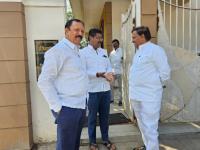 फोननंतर विजयकुमारांचा बंडाचा झेंडा; गोरे, तडवळकर मुंबईकडे, उमेदवारीवरून रणकंदन - Marathi News | Solapur Municipal Corporation Election Vijaykumar's flag of rebellion after the phone call; Gore, Tadawalkar head to Mumbai, battle over candidature | Latest solapur News at Lokmat.com