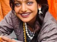 मोनलीसा आणि राणू मंडल, दोघींची कथा विचित्र-एका रात्रीत स्टार-एका फटक्यात ट्रोलिंगची शिकार-चुकलं कुठं? - Marathi News | Social media viral stars Ranu Mondal MonaLisa Side effects of viral fame Instant fame to instant hate Why viral stars like monalisa Ranu Mondal get trolled | Latest sakhi Photos at Lokmat.com