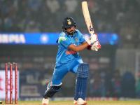 IND vs NZ : कोहली-गिलची फिफ्टी; वॉशिंग्टन लंगडत खेळला! KL राहुलनं सिक्सर मारत जिंकून दिला रंगतदार सामना - Marathi News | India vs New Zealand 1st ODI Virat Kohli Misses Ton KL Rahul Seals Thrilling Win For Team India vs NZ | Latest cricket News at Lokmat.com