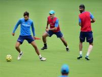 चिन्नास्वामी स्टेडिअमवर धोनी-विराटचं फुटबॉल प्रेम - Marathi News | Dhoni-Virat's football love at Chinnaswamy Stadium | Latest cricket Photos at Lokmat.com