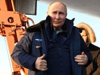 पोर्टेबल लॅब, टॉयलेट, पाणी, अदृश्य सेना...; कुठल्याही देशात जाताना काय काय सोबत घेऊन फिरतात पुतिन? - Marathi News | invisible army toilet water Portable lab What does Putin carry with him when he goes to any country | Latest international Photos at Lokmat.com