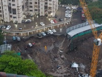 Mumbai Rain Updates: वडाळ्यात रस्ता खचून 15 गाड्या अडकल्या ढिगा-याखाली