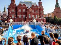 मॉस्कोच्या रहिवाश्यांनी लुटला वेकबोर्डिंगचा आनंद! - Marathi News | Moscow residents enjoy robbed wickboarding! | Latest international Photos at Lokmat.com
