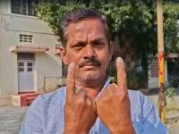 हसावे की...! मतदान केंद्रातील कर्मचारी बोटाला शाई लावायची सोडून गप्पा हाणत बसला; मतदार मतदान करून... - Marathi News | Maharashtra Local Body Election: Should I laugh...! The polling station employee sat chatting instead of applying ink to his finger; the voter voted... | Latest maharashtra News at Lokmat.com हसावे की...! मतदान केंद्रातील कर्मचारी बोटाला शाई लावायची सोडून गप्पा हाणत बसला; मतदार मतदान करून... - Marathi News | Maharashtra Local Body Election: Should I laugh...! The polling station employee sat chatting instead of applying ink to his finger; the voter voted... | Latest maharashtra News at Lokmat.com