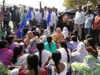 वाशिम जिल्हय़ात कडकडीत बंद : महामार्गावर रास्ता रोको, दगडफेकीच्या घटना - Marathi News | Stop the road in Washim district: stop the road on the highway, the stone-throwing incident | Latest vashim Photos at Lokmat.com