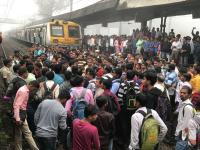 वाशिंद स्थानकात संतप्त प्रवाशांचा रेल रोको - Marathi News | Stop the stray passengers in the Vashind station | Latest thane Photos at Lokmat.com