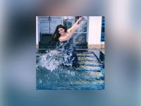 Throwback: स्विमिंगपूलमध्ये अशा प्रकारे मस्ती करताना दिसली काजल अग्रवाल ! - Marathi News | Kajal Agarwal, playing with water, looked extremely Stylish-SRJ | Latest filmy Photos at Lokmat.com