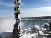 उत्तर अमेरिकेतील नायगरा धबधबा गोठला बर्फाने, पर्यटकांची वाढली गर्दी - Marathi News | Nigra waterfalls in North America, frozen snowstorms, increased crowd of tourists | Latest international Photos at Lokmat.com