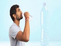 उन्हाळ्यात पाणी किती प्याल? अतिपाणी शरीराला धोकादायक; तज्ज्ञांनी दिला 'हा' सल्ला - Marathi News | How much water should you drink in summer Excess water is dangerous for the body Experts give this advice | Latest maharashtra Photos at Lokmat.com