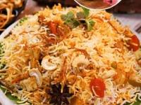 सावधान! बिर्याणीनंतर कलिंगड खाल्ल्याने खरंच मृत्यू होतो का? डॉक्टरांनीच सांगितलं 'सत्य' - Marathi News | is eating watermelon after biryani dangerous or myth with doctor explanation on food poisoning | Latest sakhi News at Lokmat.com