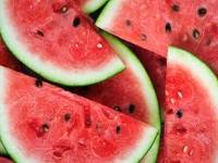 कलिंगडापासून घरच्या घरी तयार करा 'हे' फेसपॅक! - Marathi News | homemade watermelon face pack for glowink skin | Latest beauty Photos at Lokmat.com