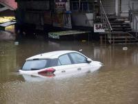 सावधान...! पुराच्या पाण्यात कार अडकलीय? या गोष्टी मुळीच करू नका! - Marathi News | Beware ...! Car stuck in flood water? Don't do these things! | Latest auto Photos at Lokmat.com