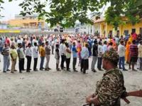 पश्चिम बंगालमध्ये मतदानादरम्यान राडा, CPMच्या एजंटवर हल्ला, हाताची बोटं कापल्याचा आरोप - Marathi News | West Bengal Election 2026: Clashes during voting in West Bengal, CPM agent attacked, fingers chopped off | Latest national News at Lokmat.com