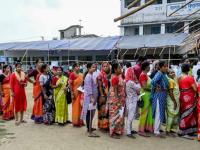 ईव्हीएममध्ये फेरफार केल्याच्या आरोप; बंगालमधील १५ मतदान केंद्रांवर फेरमतदान सुरू - Marathi News | Allegations of EVM tampering; Re-voting begins at 15 polling stations in Bengal | Latest national News at Lokmat.com