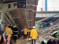 अंधेरी स्टेशनवर पादचारी पुलाचा भाग कोसळला - Marathi News | pedestrian bridge collapsed at the Andheri station western railway disrupted | Latest mumbai Photos at Lokmat.com