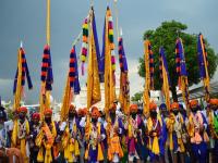 बैसाखीनिमित्त हजारो शिख भाविकांनी केला प्रतीकात्मक हल्लाबोल - Marathi News | Thousands of devotees symbolic attack on the occasion of Baisakhi | Latest nanded Photos at Lokmat.com