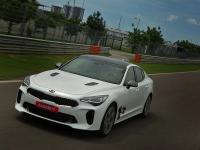 किया मोटर्सची प्रिमिअम सेदान stinger - Marathi News | premium sedan stinger from Kia Moters | Latest auto Photos at Lokmat.com