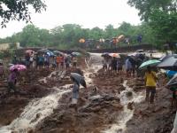 मालाड येथील मृत्यूतांडवाची भीषणता दाखविणारे फोटो; 18 जणांचा दुर्घटनेत मृत्यू - Marathi News | Photos showing the horrors of death in Malad; 18 deaths in accident | Latest mumbai Photos at Lokmat.com