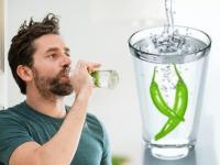 शरीराला एक नाही तर अनेक गंभीर रोगांपासून दूर ठेवेल मिरचीचं पाणी, वाचा कसं... - Marathi News | Know the benefits of drinking green chilli water myb | Latest food Photos at Lokmat.com