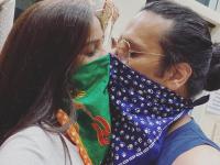 Corona Virus: कोरोनाची ऐशी की तैशी, ती म्हणते KISS 'करोना', सोशल मीडियावर हैदोस - Marathi News | Corona Virus: Poonam Pandey Corona Kiss Trending On Social Media-SRJ | Latest filmy Photos at Lokmat.com