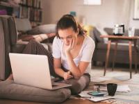 तुम्ही घरून काम करता? तासंतास बेडवर बसून काम करणं पडू शकतं महागात, कसे ते वाचा... - Marathi News | If you work from home spending hours sitting in bed it may harmful to your health myb | Latest lifeline Photos at Lokmat.com