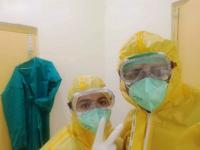 Coronavirus : लग्नाचा वाढदिवस पण ड्युटी फर्स्ट, 'या' डॉक्टर दाम्पत्याचं तुम्हीही कराल भरभरून कौतुक - Marathi News | coronavirus doctor couple celebrate wedding anniversary in rims ranchi SSS | Latest national Photos at Lokmat.com