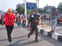 Vizag Gas Leak: विशाखापट्टणममध्ये गॅसगळतीमुळे हाहाकार, पाहा अंगावर शहारे आणणारी छायाचित्रे - Marathi News | Vizag Gas Leak: Gas leak in Visakhapatnam, see photos of the city BKP | Latest national Photos at Lokmat.com