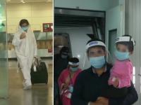 फेस शिल्डमध्ये प्रवासी, पीपीई किटमध्ये स्टाफ अन् कोरोना काळातील हवाई प्रवास! - Marathi News | coronavirus lockdown domestic flights recommence after long in india rkp | Latest national Photos at Lokmat.com