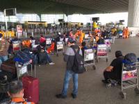 coronavirus: पहिल्याच दिवशी विमानसेवेचा बोजवारा, दिल्ली, मुंबईतून जाणारी अनेक विमाने रद्द, प्रवाशांना मनस्ताप - Marathi News | coronavirus: many flights canceled on first day in Delhi, Mumbai airport BKP | Latest national Photos at Lokmat.com