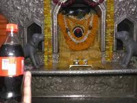 देवालाही उन्हाची झळ... पुजाऱ्यांकडून कोल्ड्रिंग अन् चॉकलेट्सचा नैवेद्य! - Marathi News | varanasi temples cold drinks chocolates offering to god rkp | Latest national Photos at Lokmat.com