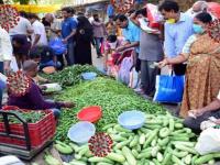 CoronaVirus :भाज्या आणि फळ घरी आणताना होऊ शकतो कोरोनाच संसर्ग; 'अशी' घ्या काळजी - Marathi News | CoronaVirus : Corona virus 5 best tips to wash fruit and vegetable before eat | Latest health Photos at Lokmat.com