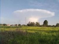 मशरूमच्या आकाराचा ढग दिसला, लोकांना वाटलं अणुबॉम्ब फुटला - Marathi News | A mushroom-shaped cloud appeared, and people thought the atomic bomb had exploded | Latest international Photos at Lokmat.com