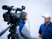 coronavirus: रिपोर्टरने मास्क न घालताच प्रश्न विचारला, समोरील व्यक्ती म्हणाली मला कोरोना झाला! - Marathi News | coronavirus: Reporter asked the question without wearing a mask, the person in front said I'm corona Positive! | Latest international Photos at Lokmat.com