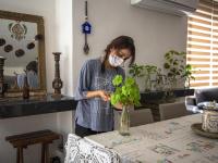 coronavirus: घरी राहिल्यानेही कमी होत नाही कोरोनाच्या संसर्गाचा धोका, संशोधकांचा धक्कादायक खुलासा - Marathi News | coronavirus: Staying at home doesn't reduce coronavirus risk, researchers say | Latest international Photos at Lokmat.com