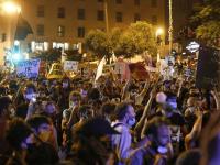 coronavirus: कोरोना फैलावला, बेरोजगारी वाढली, संतापलेल्या नागरिकांनी पंतप्रधानांच्या घराची वाट बंद केली - Marathi News | coronavirus: Corona spreads, unemployment rises, angry citizens block PM's house | Latest international Photos at Lokmat.com