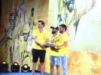 CSK ने सर जडेजाला दिलं खास मौल्यवान गिफ्ट, सोशल मीडियावर शेअर होताहेत फोटो - Marathi News | IPL 2020 : CSK gave a special gift to Ravindra Jadeja, photos are being shared on social media | Latest cricket Photos at Lokmat.com